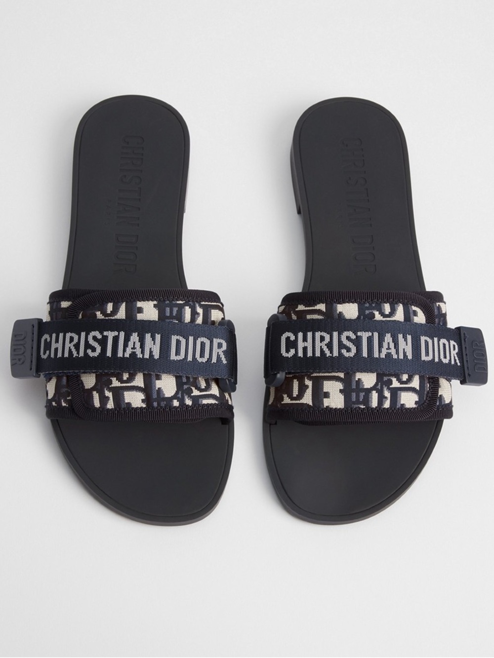 Dio(r)evolution Slide
Shiny Technical Fabric with Deep Blue Dior Oblique Print